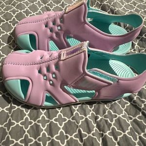 Toddler sandals size 9/10